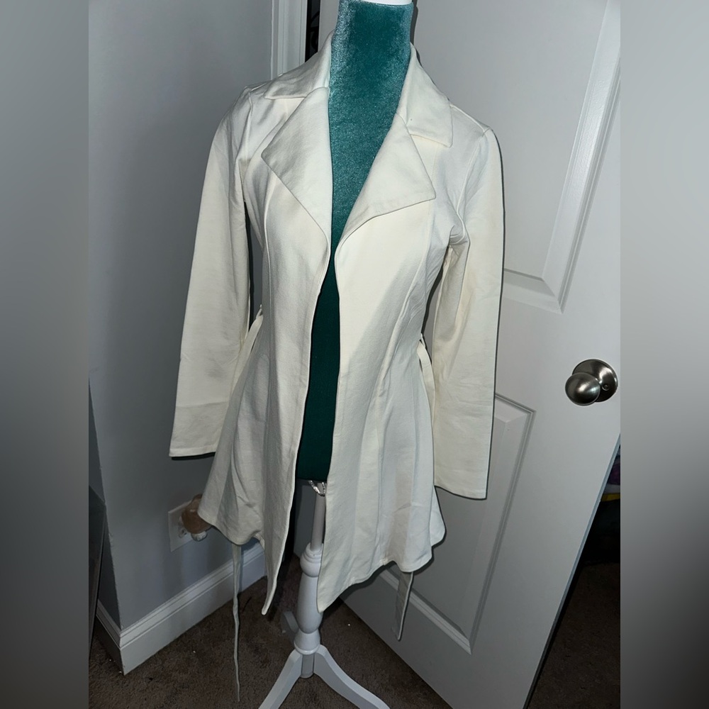 Elegant White Women's Jacket 🧥✨